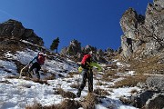 22 Canalino ripido, neve dura, calziamo i ramponi